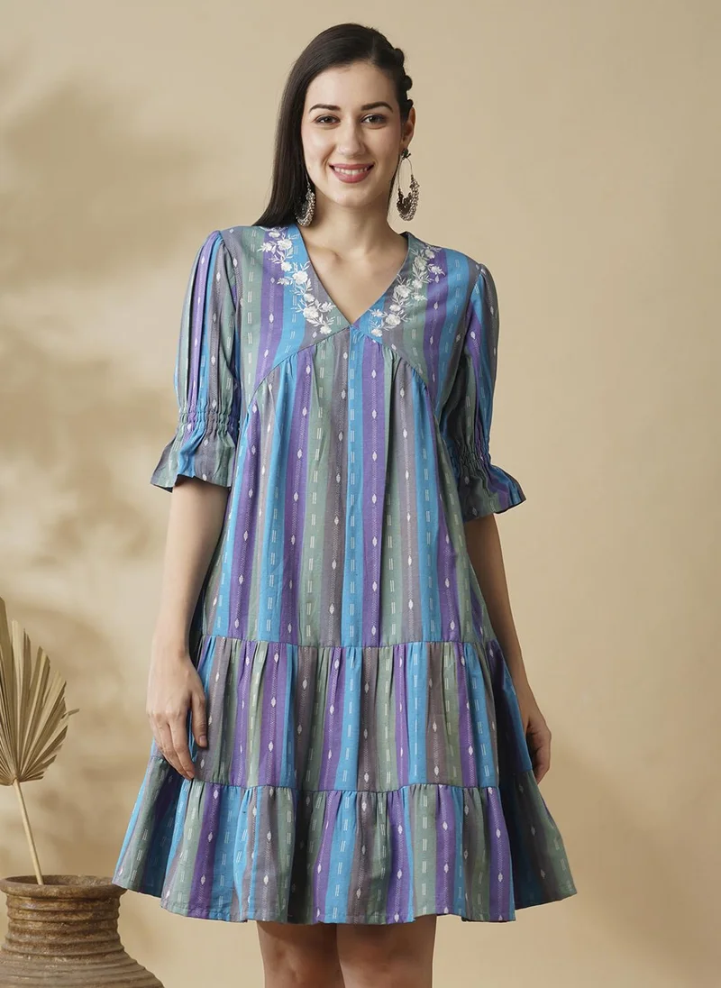 جلو باص فستان نسائي أزرق وبنفسجي مطرز بالزهور بياقة على شكل حرف  وأكمام منتفخة وطبقات وخط